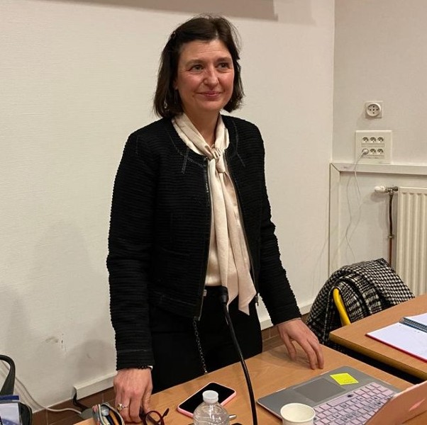 L&#39;animatrice de cette journée, Marie Douris Docteur en droit –  Juriste consultante formatrice à l’Ecole Nationale de la Magistrature