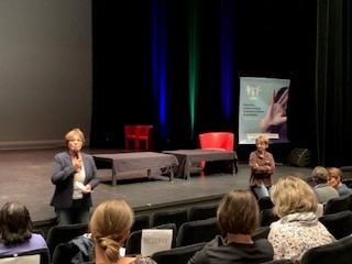 Mmes Nicole BRUEL, Conseillère déléguée en charge de l’Enfance et Catherine BOIRON, Directrice Enfance, maitresse de cérémonie de cette journée.